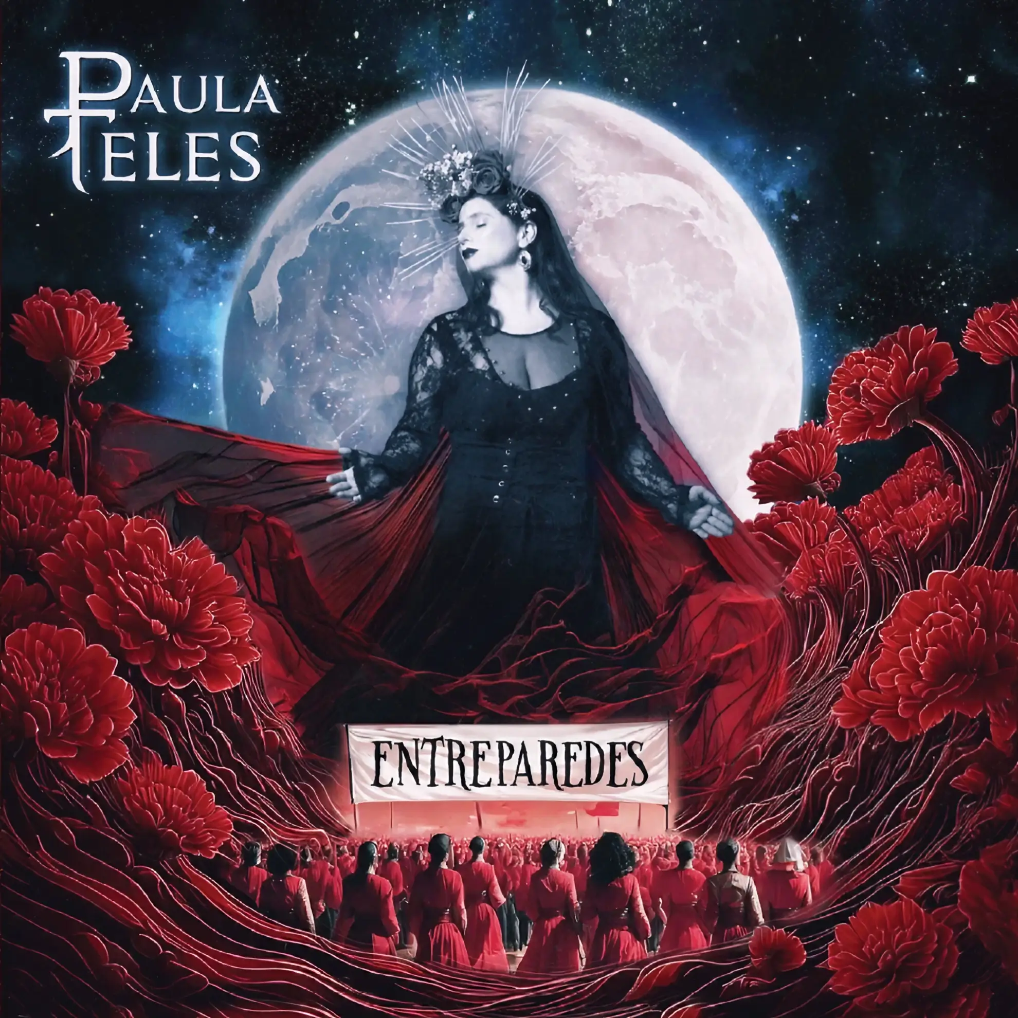 Paula Teles in a black dress with a celestial crown stands before a full moon, surrounded by red carnations and a crowd in red beneath a banner reading “EntreParedes.”