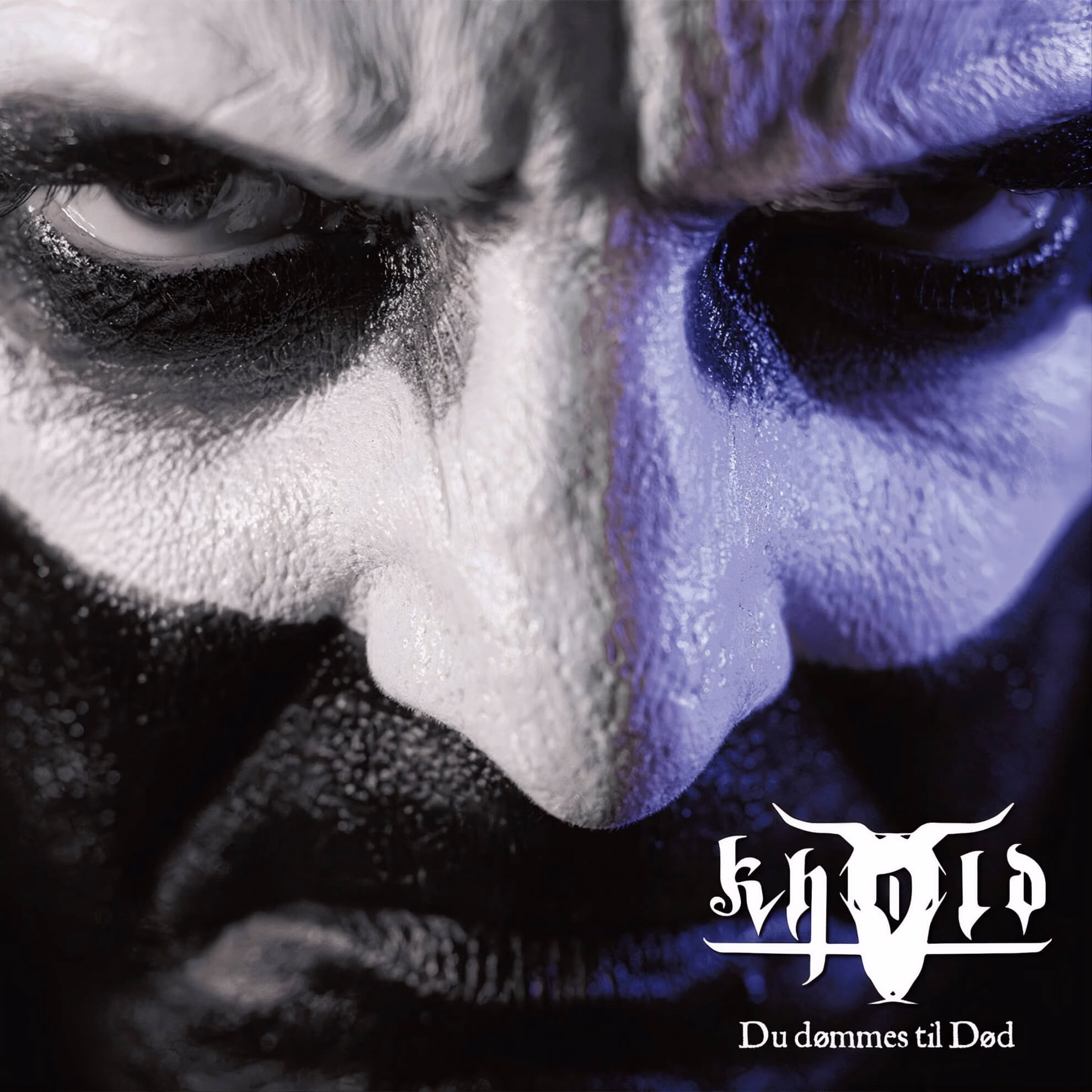 Khold&rsquo;s &lsquo;Du d&oslash;mmes til D&oslash;d&rsquo; cover: an extreme close-up of a face split between monochrome and blue-violet toning.