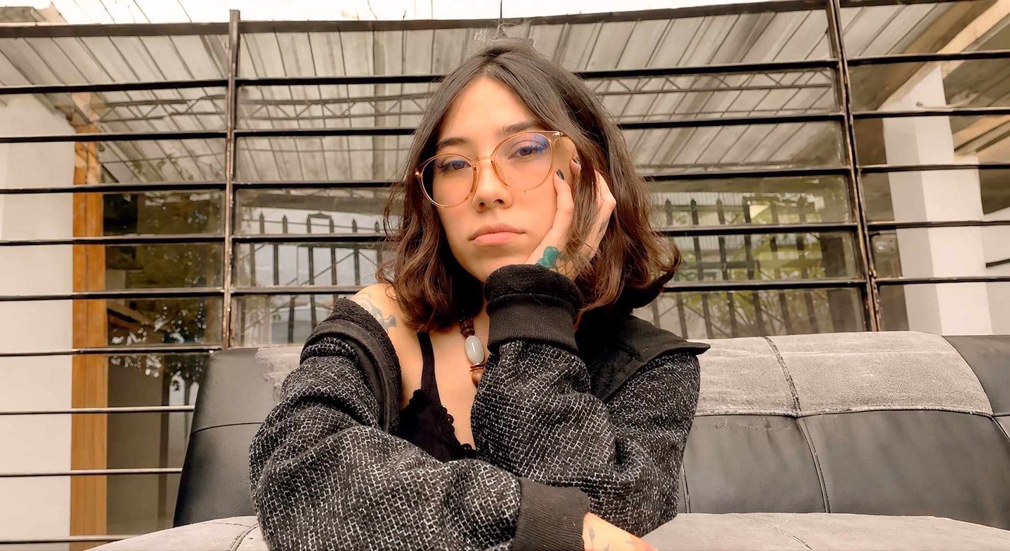 Amarilla, author of ‘Retratos de Niños Asesinos,’ pictured in profile with hand on her cheek.