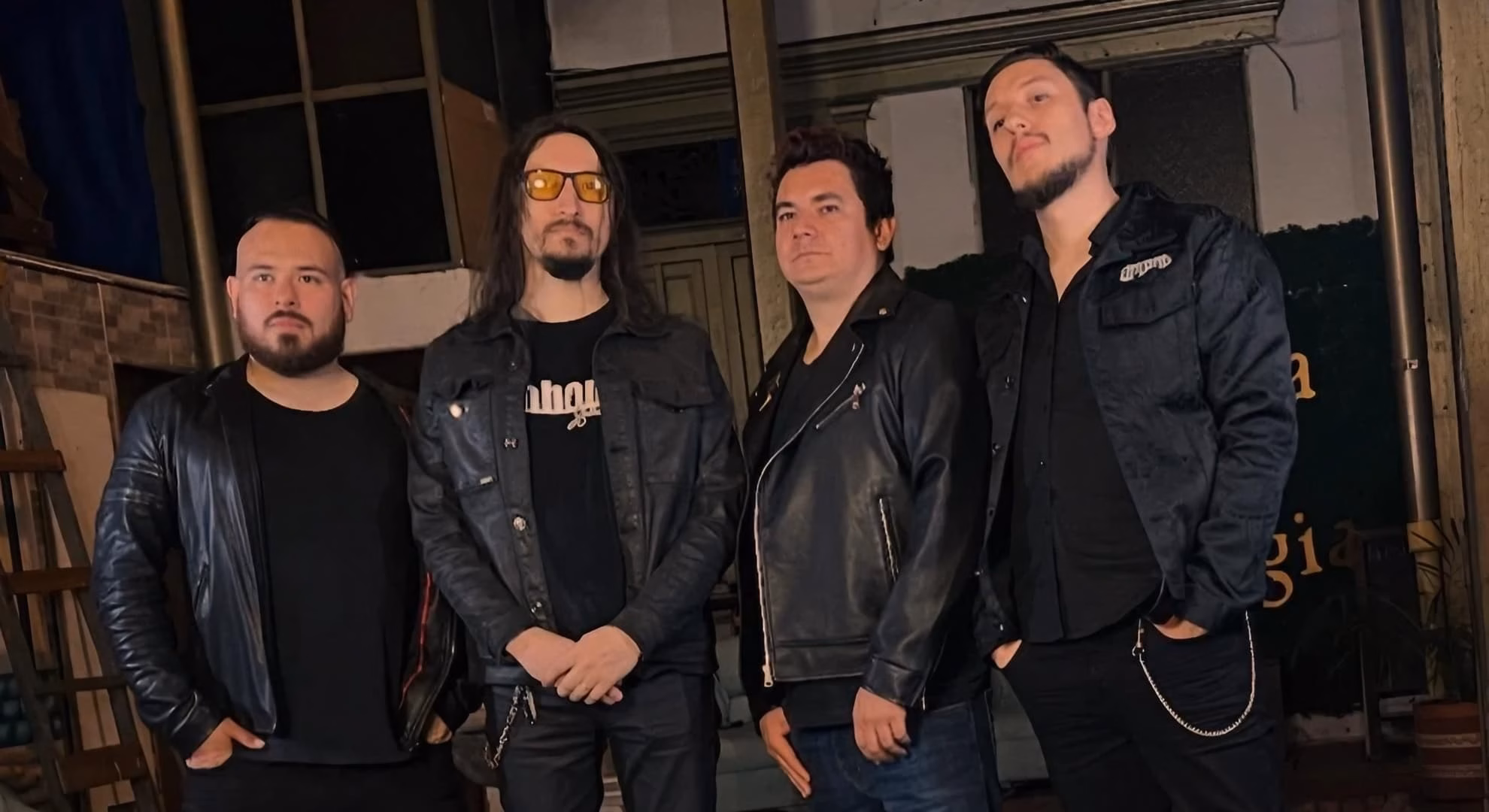 Rock al Parque Reaches Thirty Years in Bogotá This October Valore’s four members pose in black leather jackets against a dim, weathered interior.